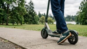 Patinetas y bicicletas eléctricas ya tienen nuevas reglas en Colombia: casco obligatorio, límites de velocidad y control desde 2027