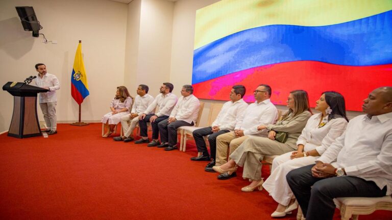 “Su responsabilidad no es con los partidos”. Presidente exige un CNE independiente