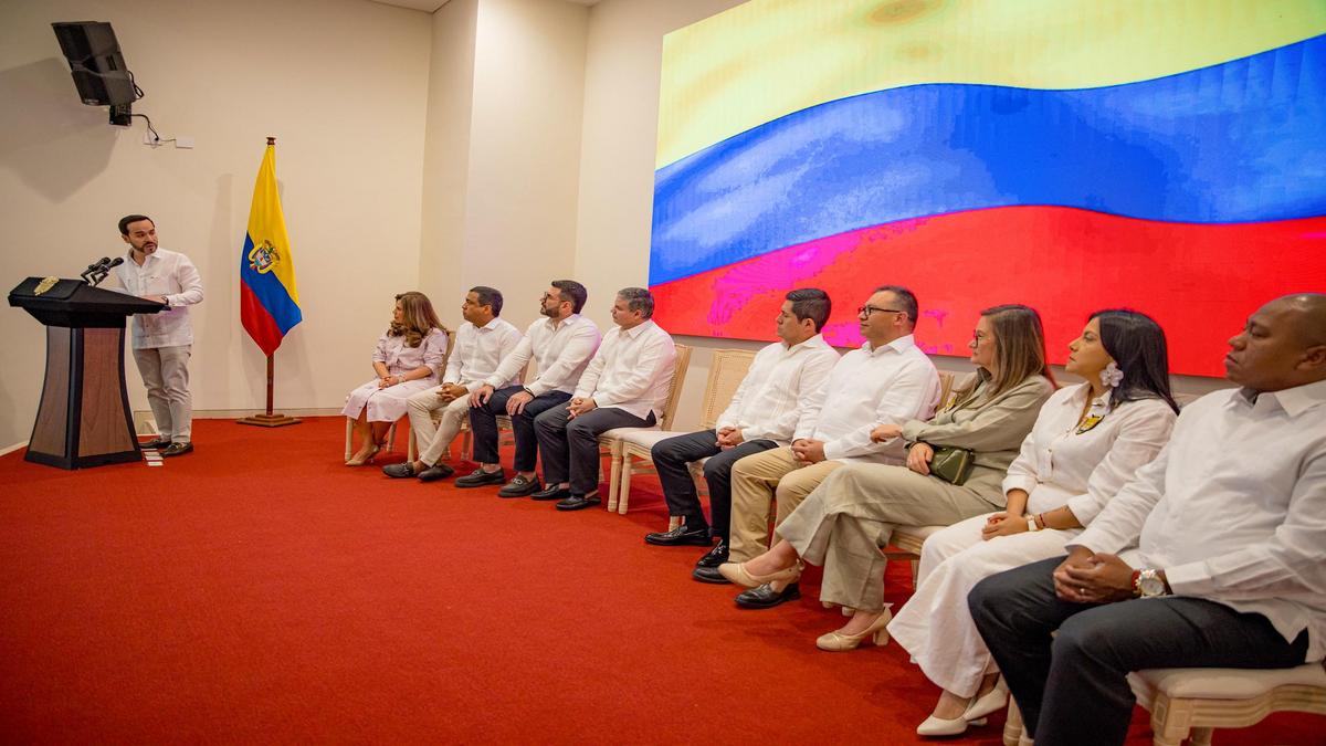 “Su responsabilidad no es con los partidos”. Presidente exige un CNE independiente