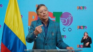 Petro lleva su denuncia de fraude electoral a México y alerta sobre el “tecnofascismo”