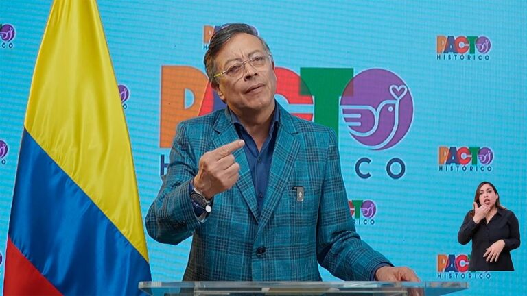 Petro lleva su denuncia de fraude electoral a México y alerta sobre el “tecnofascismo”