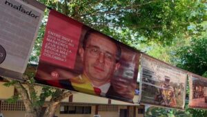 ¡Polémica en Sincelejo! Piden investigar pancartas contra Álvaro Uribe en un colegio