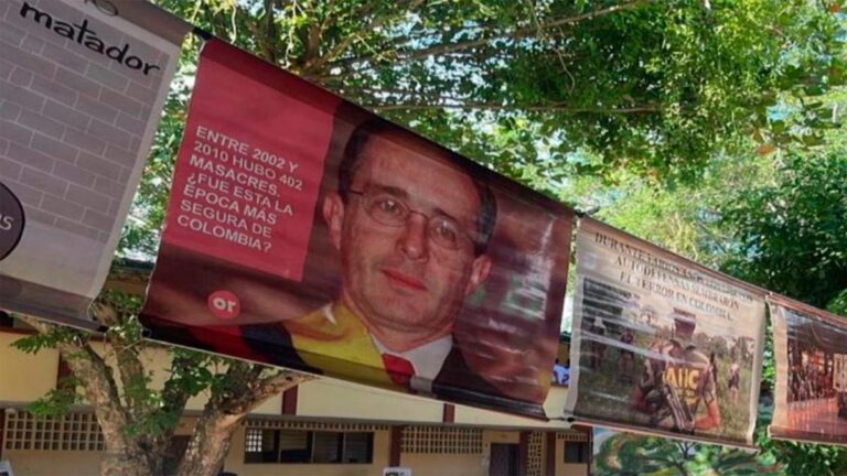 ¡Polémica en Sincelejo! Piden investigar pancartas contra Álvaro Uribe en un colegio