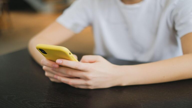 No más. Bogotá deja los celulares fuera de las aulas