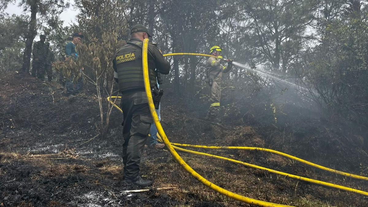 Incendio de grandes proporciones encendió las alarmas en zona rural de Guatapé