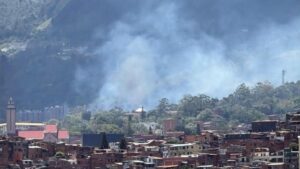 Incendio forestal es atendido por Bomberos en Buenos Aires, Medellín