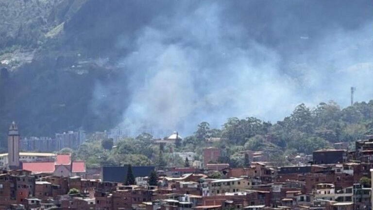 Incendio forestal es atendido por Bomberos en Buenos Aires, Medellín