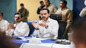 La Presidencia cotiza piezas protocolarias con las iniciales ADLE, los ojos verdes de un felino y el nombre del jefe de protección presidencial Una cabeza de tigre con ojos verde esmeralda, las iniciales ADLE y la inscripción “Honor y lealtad” protagonizan la moneda protocolaria que la Presidencia proyecta elaborar para el gobierno de Abelardo de la Espriella. El Departamento Administrativo de la Presidencia publicó una invitación a cotizar la fabricación de al menos 100 piezas. El proceso se encuentra en etapa de estudio de mercado: todavía no existe un contrato adjudicado, una empresa seleccionada ni un precio definitivo. El diseño contempla monedas de seis centímetros de diámetro y cinco milímetros de espesor, elaboradas en zamak o bronce estampado en tercera dimensión, con baño de oro antiguo, borde trenzado y esmalte horneado. En una cara aparecerían el tigre, las iniciales del presidente, la bandera de Colombia, la Casa de Nariño, el periodo 2026-2030 y el nombre de la Jefatura para la Protección Presidencial. El reverso tendría las figuras de un integrante del Grupo de Operaciones Especiales, un casco espartano y una agente de protección ejecutiva. También llevaría el nombre de Carlos Andrés Caicedo, jefe de protección presidencial y antiguo integrante de la Policía. Aunque la imagen del tigre y las iniciales del mandatario imprimen un sello personal a la pieza, las monedas protocolarias no son una invención de este Gobierno. Administraciones anteriores también contrataron objetos similares para reconocimientos, intercambios institucionales y actos oficiales. Los antecedentes muestran gastos variables. Durante el gobierno de Iván Duque se reportaron adquisiciones por más de 40 millones de pesos, mientras la administración de Gustavo Petro suscribió contratos de menor cuantía en diferentes años. La invitación actual no establece un presupuesto cerrado. Los proveedores deberán presentar sus cotizaciones y mantenerlas vigentes durante 90 días. Por esa razón, todavía no es posible afirmar cuánto costarán las monedas ni que su fabricación ya haya sido ordenada. La controversia no está únicamente en la existencia de una pieza protocolaria, sino en su diseño y oportunidad. En medio de las presiones sobre las finanzas públicas, el Gobierno deberá explicar cuánto está dispuesto a pagar, quién recibirá las monedas y por qué el nombre de un funcionario de seguridad debe quedar grabado en un objeto financiado con recursos oficiales. El documento conocido corresponde a una invitación a cotizar publicada por el Dapre, no a un contrato adjudicado; el diseño y los antecedentes de compras protocolarias fueron detallados en la documentación del proceso.