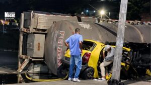 El volcamiento de un camión cisterna dejó a un taxista atrapado en Bello