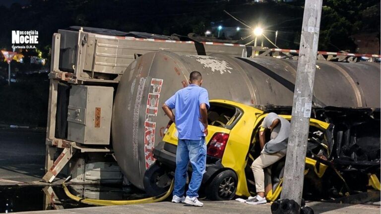 El volcamiento de un camión cisterna dejó a un taxista atrapado en Bello