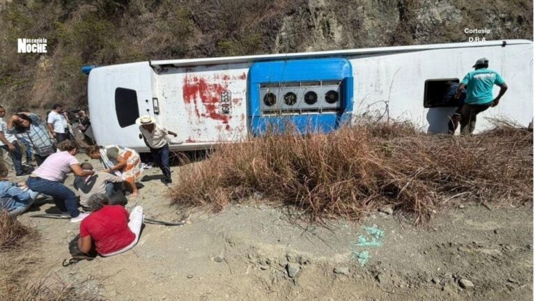 Grave accidente en la vía que comunica a Santa Fe de Antioquia dejó varias personas heridas