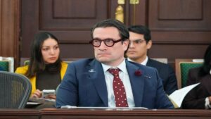 O marchan o se van. Cancino pide renuncias y baraja sus fichas