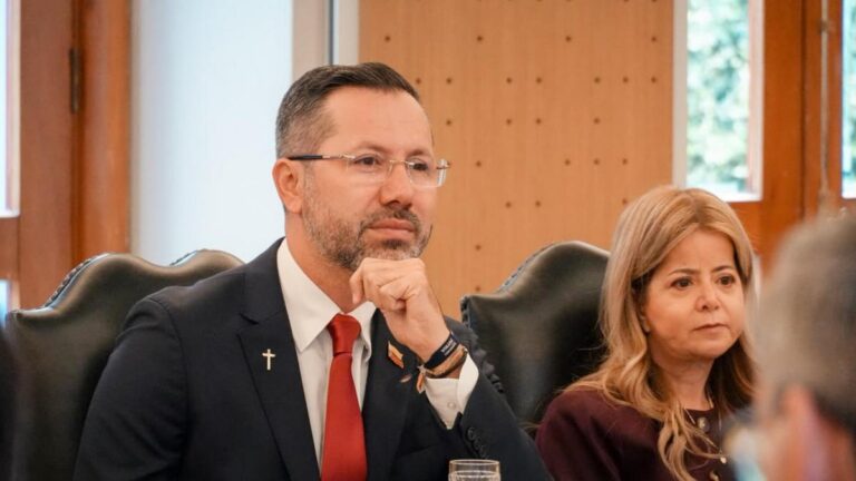 Se cayó la moción de censura contra el ministro de Vivienda