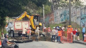 ¿Cuándo volverá el agua? EPM trabaja a contrarreloj para reparar tubería en el nororiente de Medellín