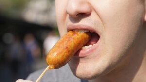 Compró un chorizo para comer durante el concierto y terminó muerto: esto se sabe del caso