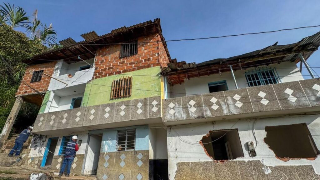 ¡A tierra! Demuelen 8 casas que eran usadas por el crimen en La Estrella
