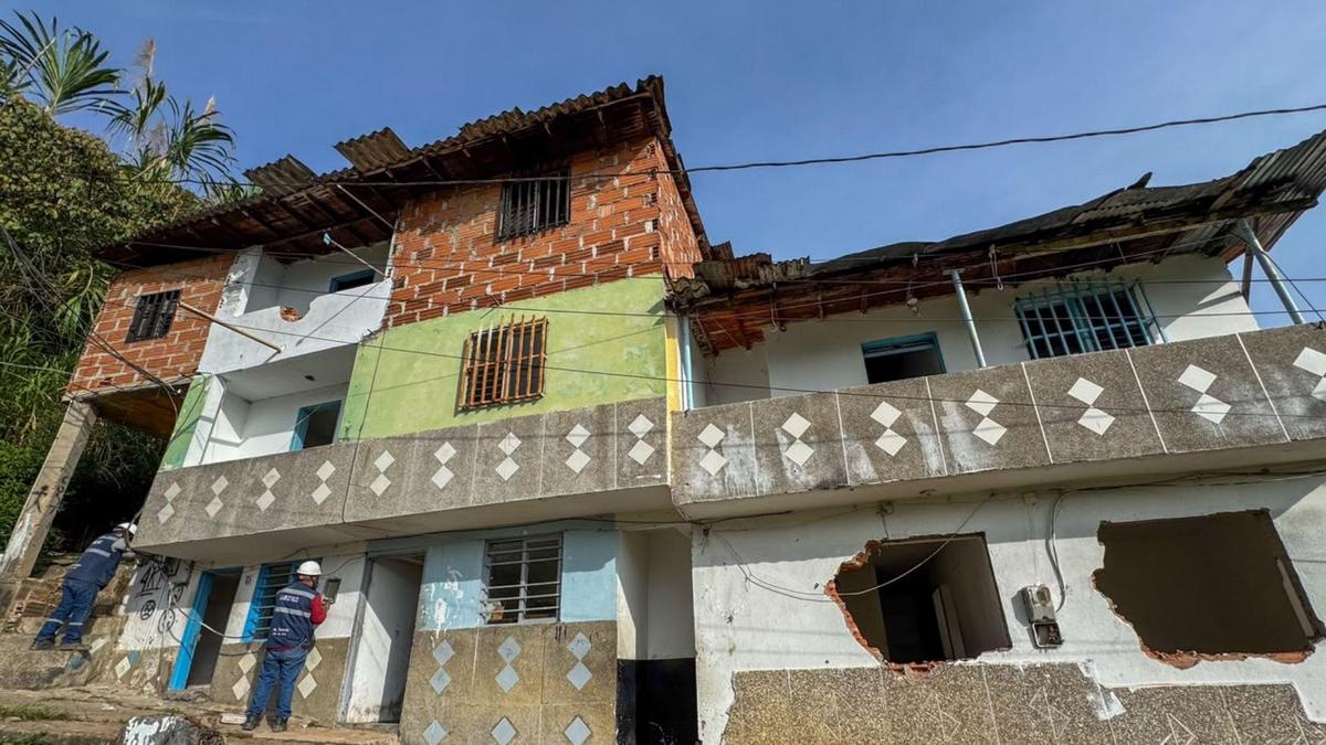 ¡A tierra! Demuelen 8 casas que eran usadas por el crimen en La Estrella