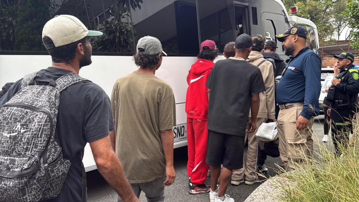 Falso sacerdote, riñas y narcotráfico: 17 extranjeros fueron expulsados de Medellín
