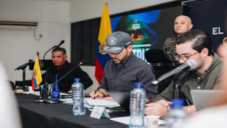 Batalla ‘gringa’ por Abelardo: “Está salvando a Colombia”