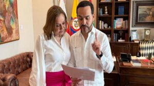Gasolina. Abelardo frenó el alza, pero ¿Quién paga?
