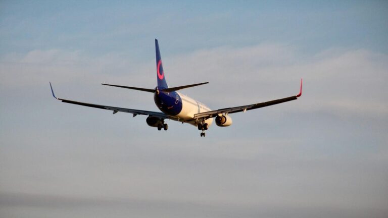 ¿Vuelo barato? Revise lo que no incluye