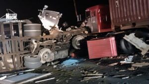 Un conductor de camión murió al chocar contra un tráiler