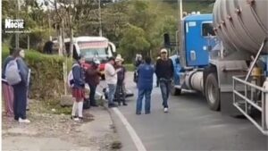 La imprudencia de un conductor de tractomula por poco mata a un motociclista