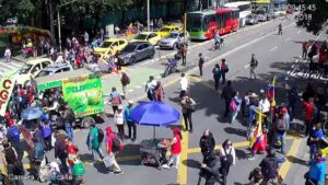 Manifestantes afectan la movilidad en la carrera Séptima frente al Parque Nacional, en Bogotá
