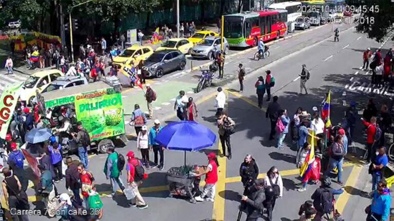 Manifestantes afectan la movilidad en la carrera Séptima frente al Parque Nacional, en Bogotá