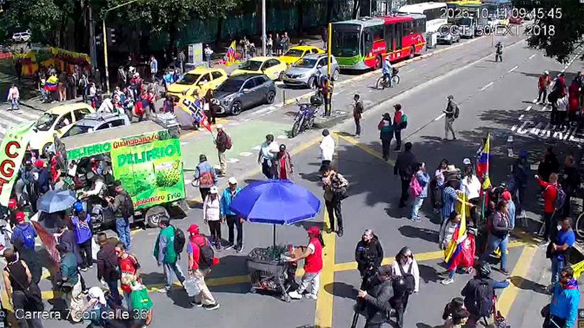 Manifestantes afectan la movilidad en la carrera Séptima frente al Parque Nacional, en Bogotá