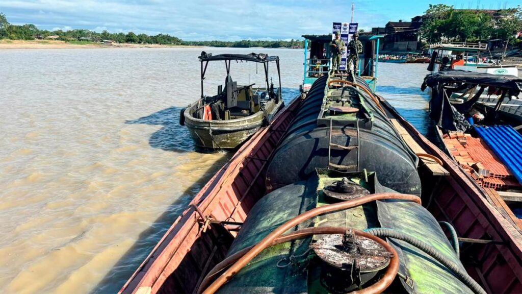 Ejército y Armada incautan 10.000 galones de combustible en el río Atrato, Chocó