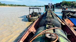 Ejército y Armada incautan 10.000 galones de combustible en el río Atrato, Chocó
