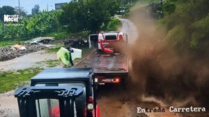 Impresionante video en el que se ve cómo un derrumbe arrastra a dos personas y una cama baja en el Quindío