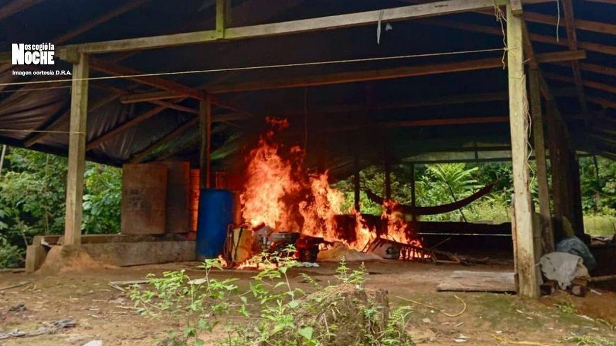 Carmen del Darién: destruyen laboratorio de coca y encuentran más de 770 galones de combustible.