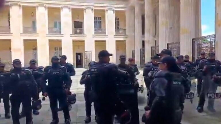 ESMAD se despliega frente al Congreso en medio de las marchas del 14 de octubre en Bogotá