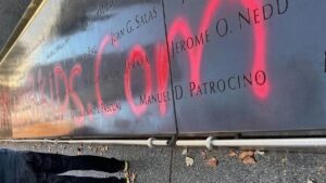 Detienen a un hombre por vandalizar con pintura roja el Memorial del 11-S en Nueva York