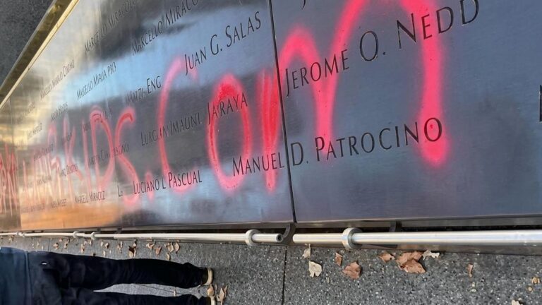 Detienen a un hombre por vandalizar con pintura roja el Memorial del 11-S en Nueva York