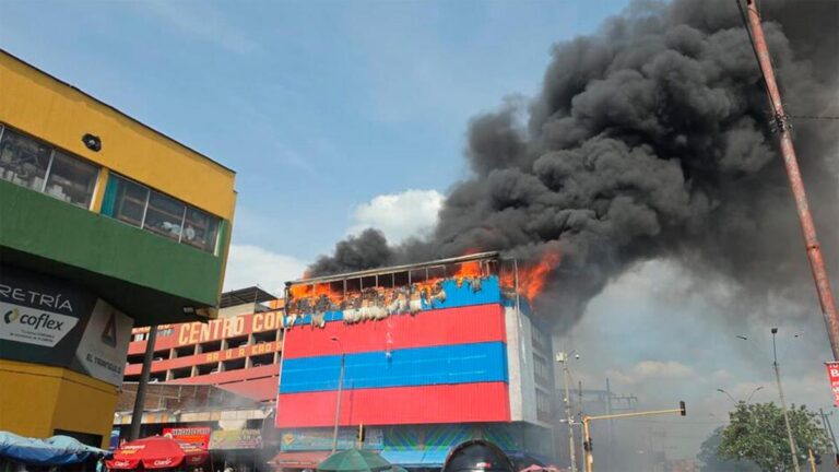 Incendio de grandes proporciones consume parte del Centro Comercial Petecuy, en Cali
