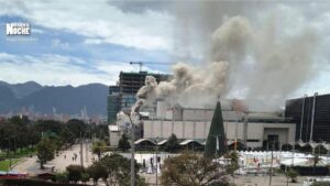 Alerta por incendio en un prestigioso centro comercial de Bogotá
