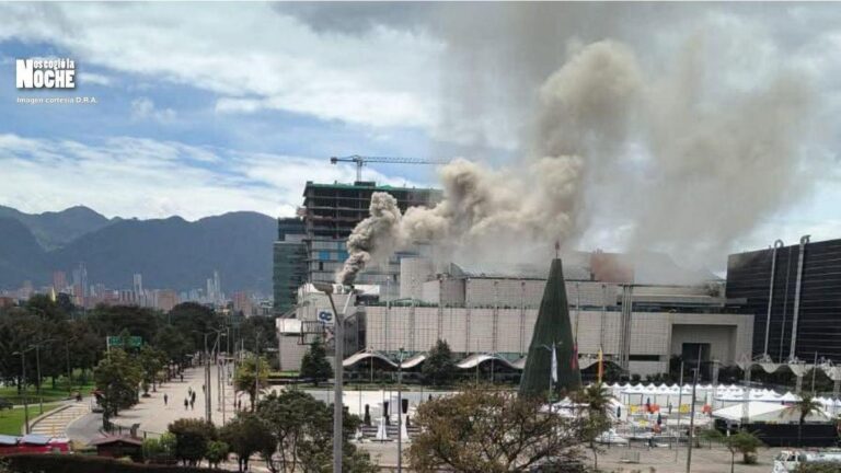 Alerta por incendio en un prestigioso centro comercial de Bogotá