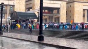 Granizada en la Plaza de Bolívar sorprendió a manifestantes que marchaban contra el Gobierno de Abelardo de la Espriella