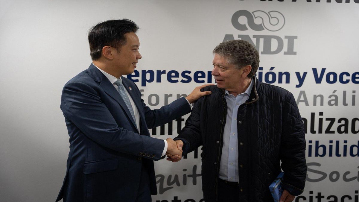 ¡Atención! Renunció Bruce Mac Master