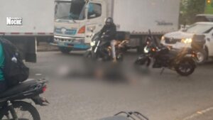 Choque entre moto y camión de mensajería dejó un motociclista muerto  en Medellín