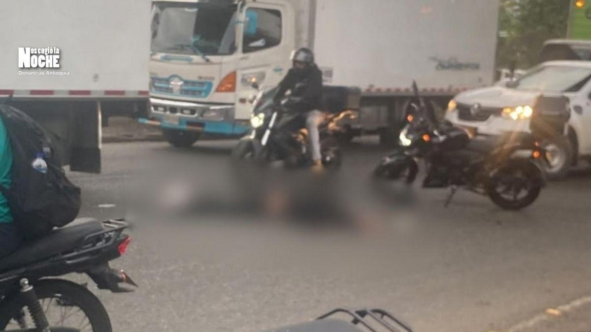 Choque entre moto y camión de mensajería dejó un motociclista muerto en Medellín