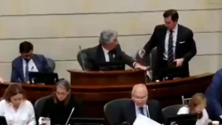 Video del momento en que Rodrigo Lara habría conocido su salida del Gobierno mientras estaba en el Congreso