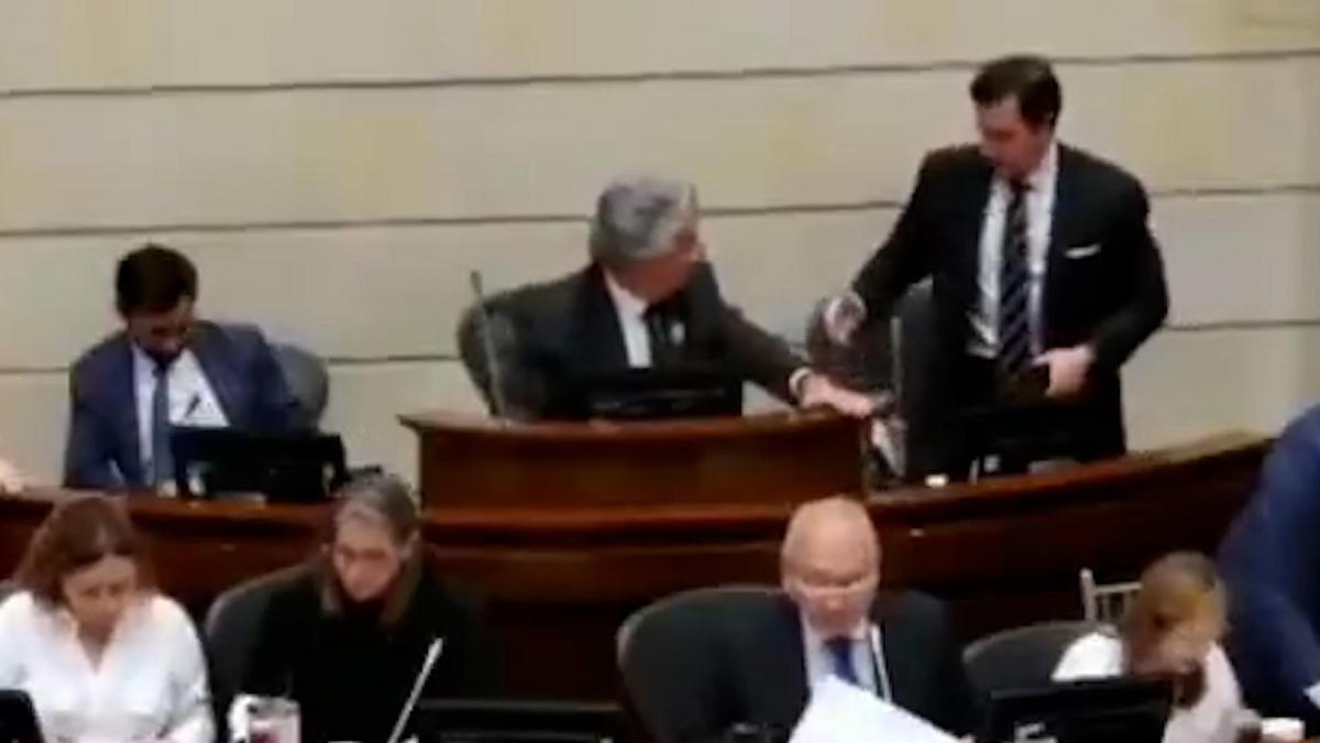 Video del momento en que Rodrigo Lara habría conocido su salida del Gobierno mientras estaba en el Congreso