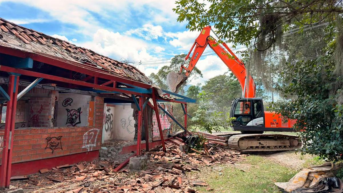 Demuelen antiguas pesebreras vinculadas al entorno del Cartel de Medellín: ¿quién era su dueño?