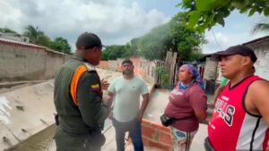 Char sanciona a responsables de arrojar basura a un canal de agua en Barranquilla