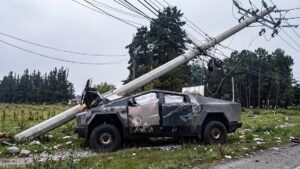 Tesla Cybertruck de unos $700 millones chocó contra un poste en Rionegro, Antioquia