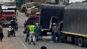 Tres personas fueron arrolladas por un camión que fue impactado por detrás en Santa Rosa.